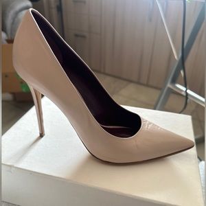 Stiletto Heels in pink pale color.